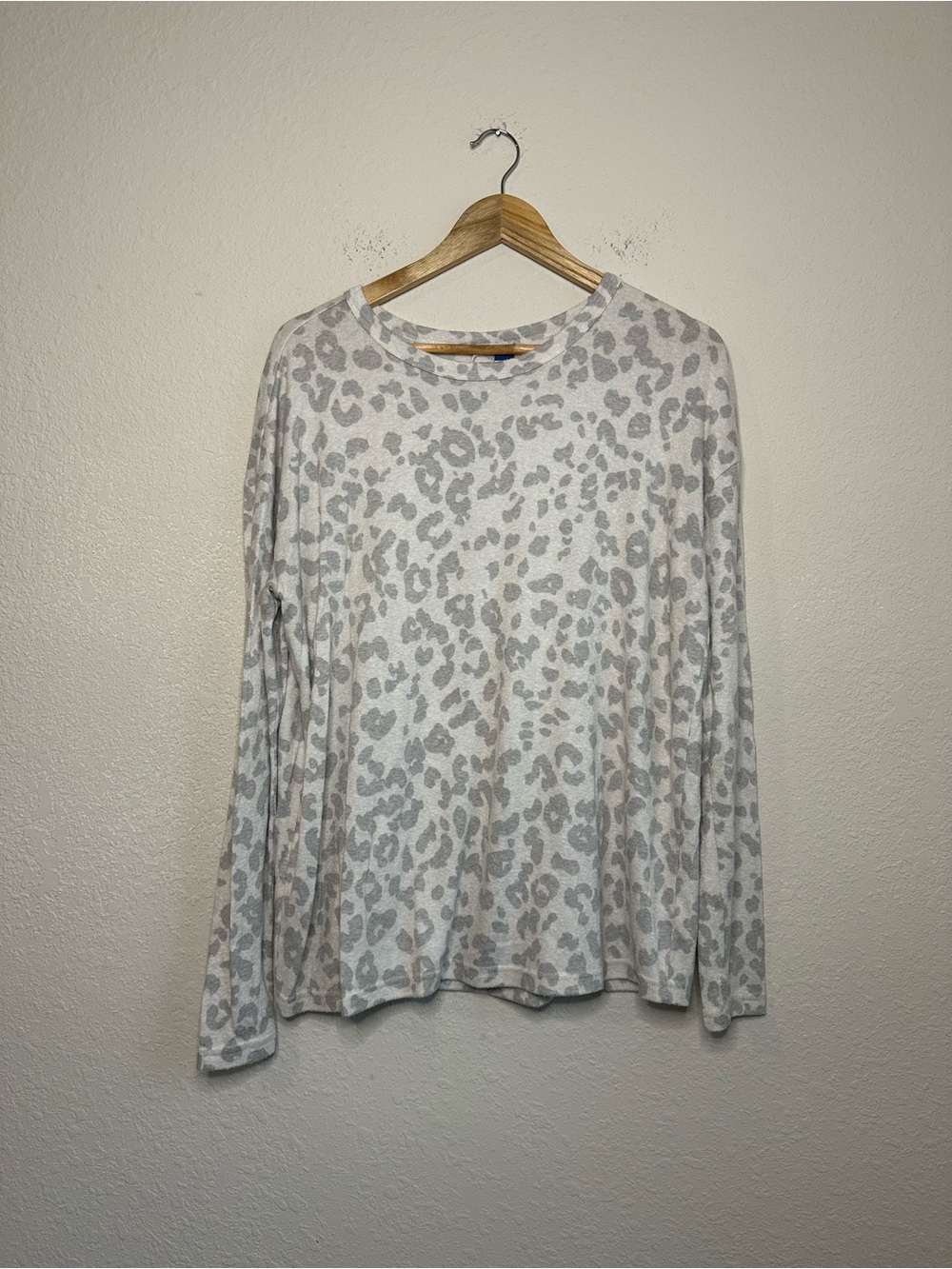 Old Navy Light Gray Leopard Print Long Sleeve Top Size Medium Tall